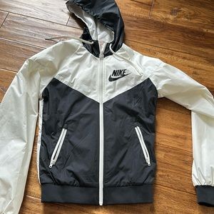 Girls NIKE zip up hooded jacket with pockets.